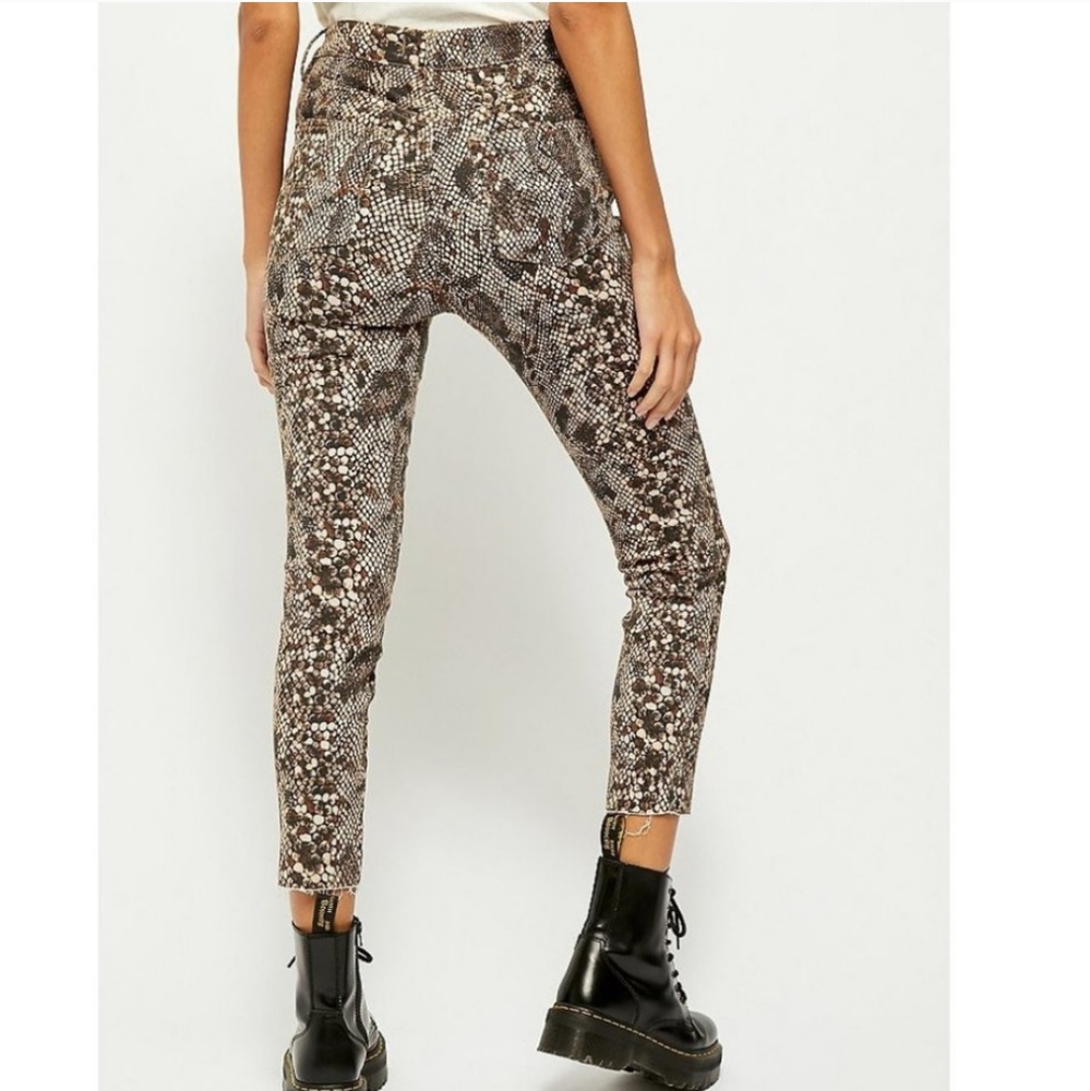 🆕🌿FREE PEOPLE HIGH RISE SNAKEPRINT JEANS🌿 - Picture 5 of 9